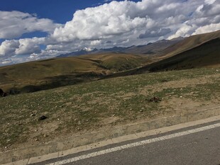 公路边的开阔山野风景