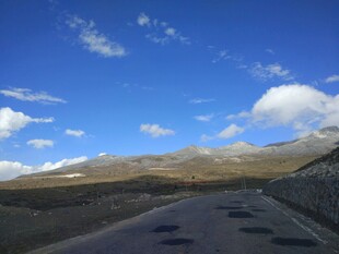蓝天公路美景 开阔视野