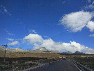 旷野公路 蓝天白云美景