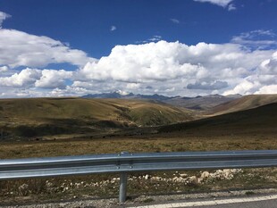 公路边的壮美山野风光