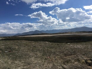 广阔旷野与蓝天白云景观