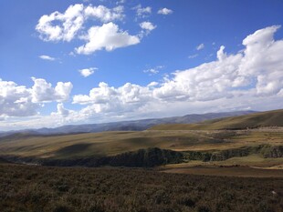 广阔草原上的蓝天白云