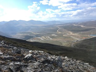 高山远眺壮丽山谷风景