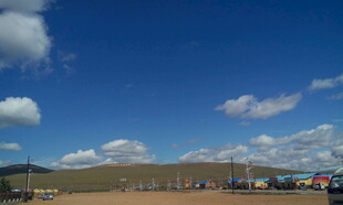 草原上的多彩帐篷景观