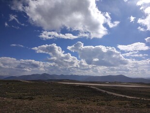 旷野蓝天间的壮美风景