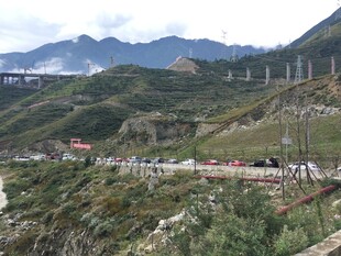 山间蜿蜒公路与壮丽山景