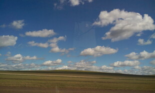 辽阔草原上的蓝天白云