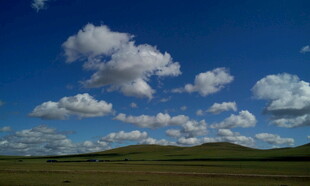 蓝天草原上的朵朵白云
