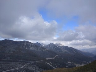 山间公路现于壮美山峦间