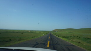 公路伸向草原蓝天