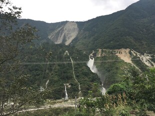 山间壮丽滑坡景观