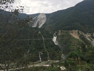 山间蜿蜒施工道路景观