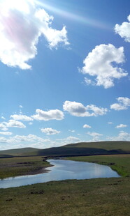 蓝天碧水间的自然风光