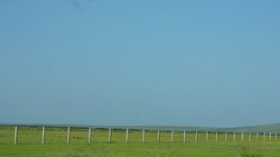 广阔草原上的围栏风景