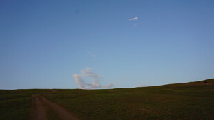 草原上的蓝天与低空云朵