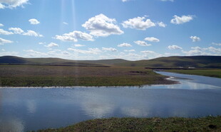 广袤草原旁的宁静湖泊