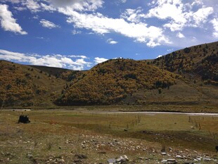 秋日山间开阔美景