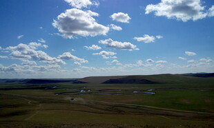 辽阔草原蓝天白云美景