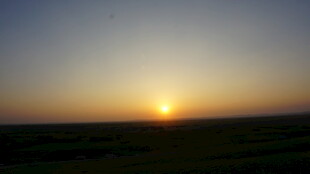 草原上的壮丽落日景观