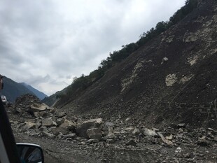 山间碎石堆积的崎岖场景
