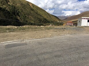 山间开阔空地与建筑