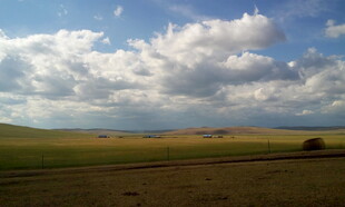 广袤草原上的蓝天白云