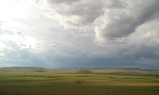 草原上空的厚重积雨云