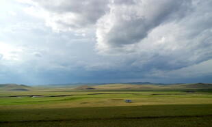 草原上空的壮丽乌云景观