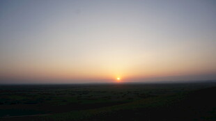 草原上的绝美日落景观