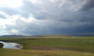 草原上的风云变幻景色