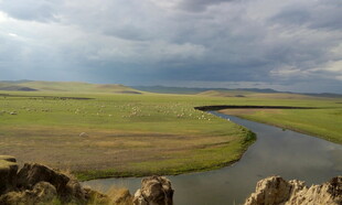 草原河流壮丽风光