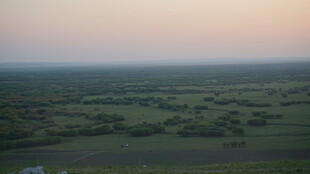 黄昏下的广袤原野