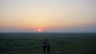 草原上的夕阳徒步者