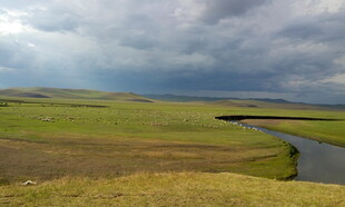 草原河畔的阴沉天空