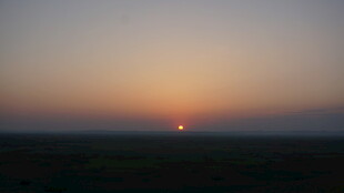 日落时分的广袤原野