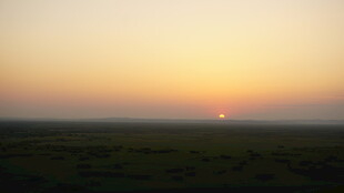 草原上的壮丽日落景象