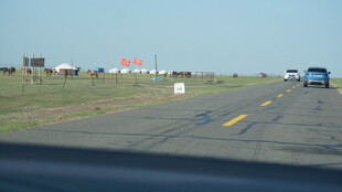 公路上行驶的车辆与远景