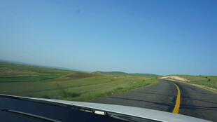 公路延伸向远方田野