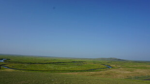 广袤草原上的蓝天绿地