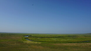 广袤草原上的蜿蜒河流