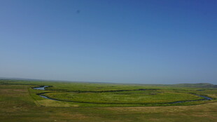 广袤草原上的蜿蜒河流