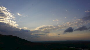 黄昏时分的山峦与天空