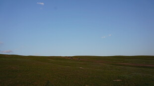 广袤草原蓝天景色