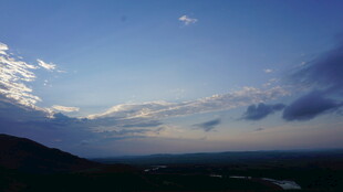 黄昏时分的天空与远山