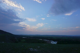 黄昏时分的开阔原野景色