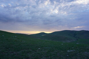 山间暮色中的广袤绿野