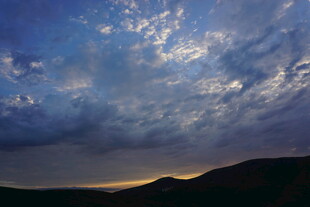 黄昏时分的山峦与天空