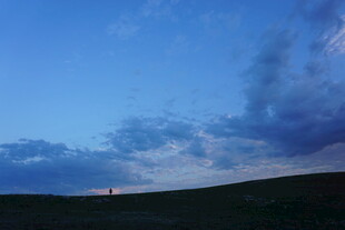 黄昏草原上的孤灯