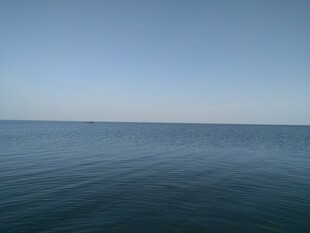 广阔海面 蓝天映衬