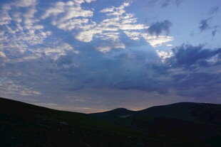 黄昏山峦间的梦幻云层